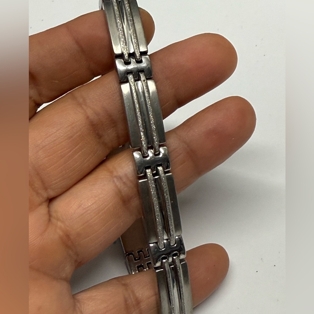 New Mens stainless steel bracelet. 8 3/4” . Macy’s - Picture 4 of 4